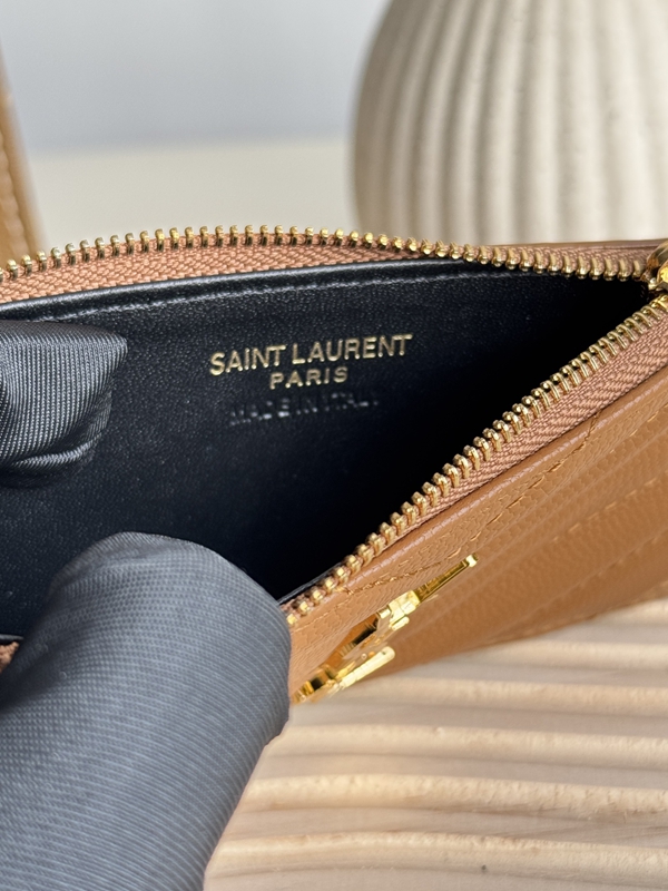 イヴサンローラン財布着用イメージ